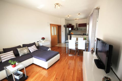 Living room, Food and drinks, Dining area