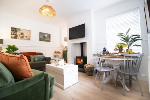 TV and multimedia, Living room, Dining area