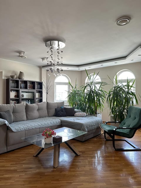 Lovely Apartments Free STREET Parking Apartment in Novi Sad