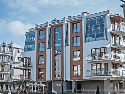 Property building, Restaurant/places to eat, Facade/entrance, Beach