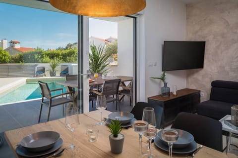 Kitchen or kitchenette, Pool view