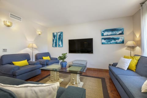 Communal lounge/ TV room, Living room