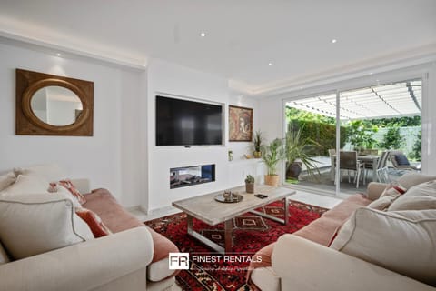 Communal lounge/ TV room, TV and multimedia, Seating area