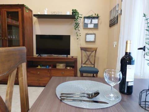 Communal lounge/ TV room, TV and multimedia, Living room, Seating area, Dining area