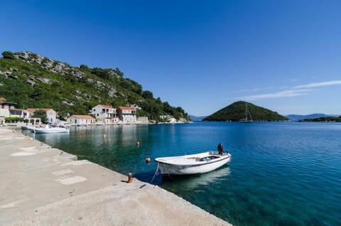 Neighbourhood, Natural landscape