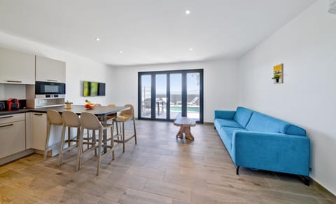 Day, Summer, Garden, TV and multimedia, Coffee/tea facilities, Kitchen or kitchenette, Living room, Seating area, Dining area, Garden view, Swimming pool, minibar, pet friendly, stove, toaster