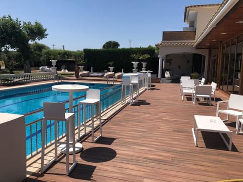 Patio, Garden, Balcony/Terrace, Banquet/Function facilities, Swimming pool