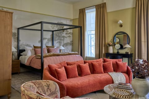 Bed, Living room, Photo of the whole room, Seating area, Dining area, Bedroom