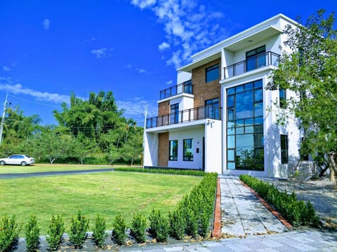 Property building, Spring, Day, Natural landscape, Garden, Garden, Garden view, Parking