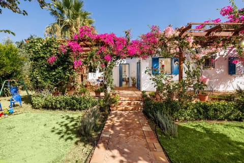 Property building, Day, Garden, Garden, Garden view