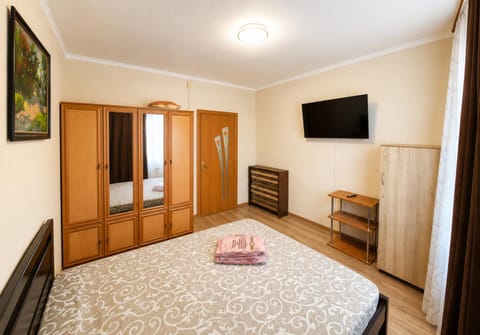 Bed, TV and multimedia, Bedroom, wardrobe