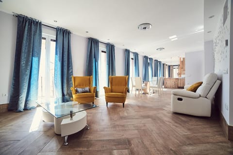 TV and multimedia, Balcony/Terrace, Kitchen or kitchenette, Living room, Decorative detail, Dining area