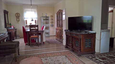 TV and multimedia, Living room, Seating area, Dining area