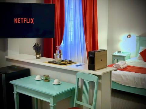 Bed, TV and multimedia, Photo of the whole room, Bedroom
