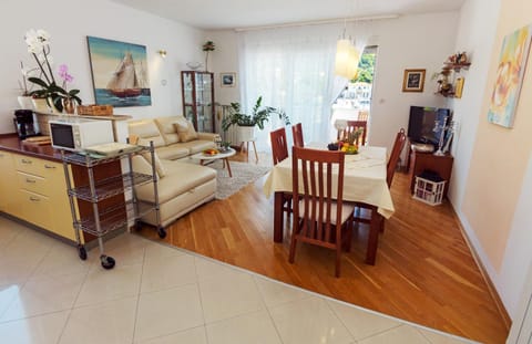 TV and multimedia, Kitchen or kitchenette, Living room, Photo of the whole room, Dining area