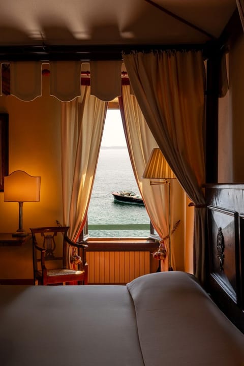 Photo of the whole room, Lake view