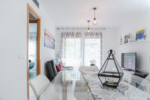 TV and multimedia, Living room, Seating area, Dining area