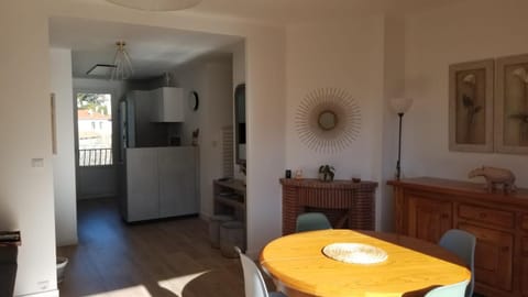 Kitchen or kitchenette, Seating area, Dining area