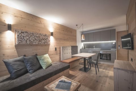 Coffee/tea facilities, Kitchen or kitchenette, Living room, Seating area, Dining area