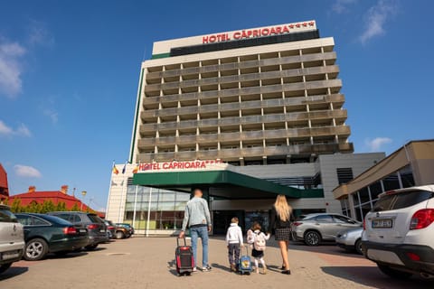 Property building, People, Location, group of guests, Parking