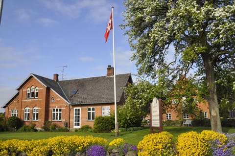 Property building, Facade/entrance, Garden