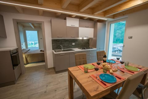 Kitchen or kitchenette, Dining area