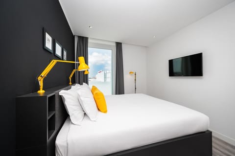 Bed, TV and multimedia, Photo of the whole room, Bedroom
