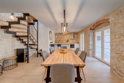 Kitchen or kitchenette, Seating area, Dining area