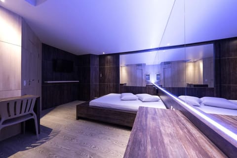 Bed, Hot Tub, Bathroom, TV and multimedia, Bedroom, Breakfast, Parking, heating, oven, room service, air conditioner