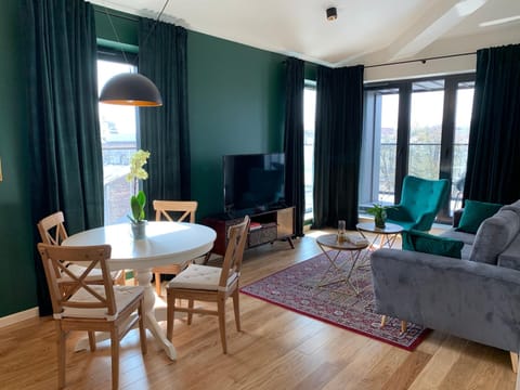 Communal lounge/ TV room, TV and multimedia, Living room, Seating area, Dining area, Evening entertainment