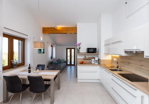 Kitchen or kitchenette, Dining area, Communal kitchen