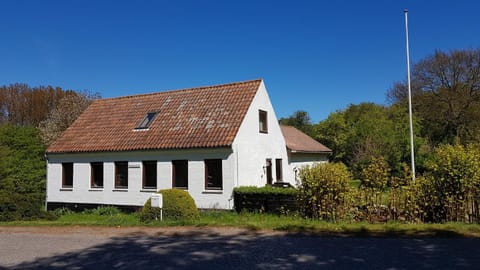Property building, Facade/entrance, Garden