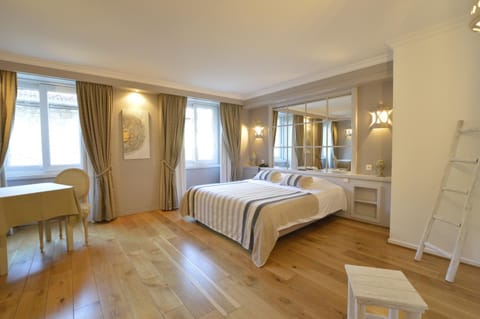 Photo of the whole room, Bedroom