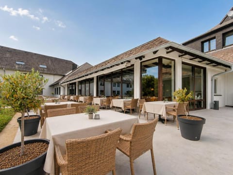 Property building, Garden, Balcony/Terrace