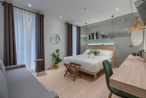 Bathroom, Balcony/Terrace, Photo of the whole room, Bedroom, Street view