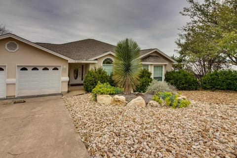 Property building, Day, Garden, Parking