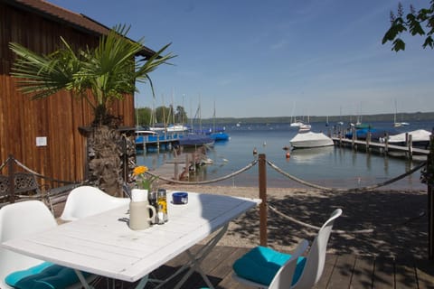 Restaurant/places to eat, Lake view