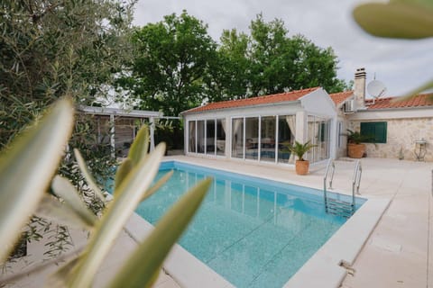 Property building, Day, Pool view, Swimming pool, sunbed