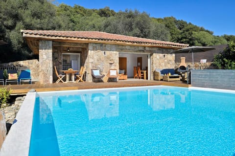 Property building, Patio, Day, Natural landscape, Pool view, Swimming pool, sunbed