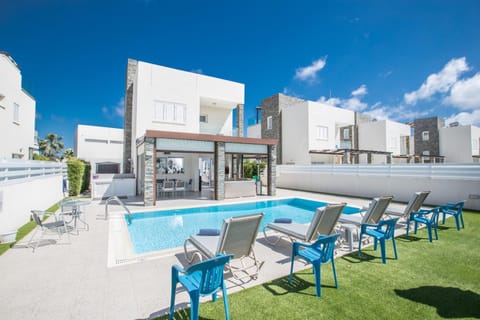 Garden, Seating area, Swimming pool, Swimming pool