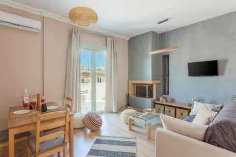Communal lounge/ TV room, TV and multimedia, Living room, Seating area, Dining area