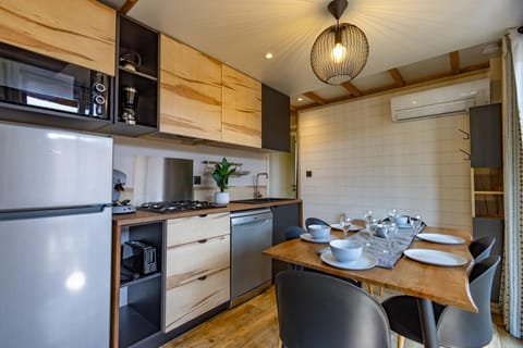 Kitchen or kitchenette, Dining area, stove