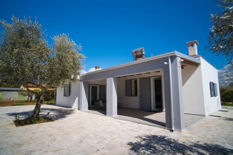Property building, Day, Garden, Garden view