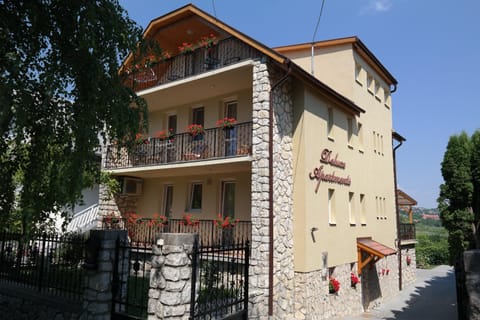 Facade/entrance