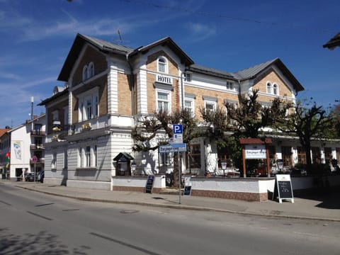 Facade/entrance