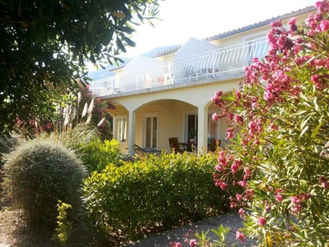 Property building, Garden, Balcony/Terrace, Garden view, Quiet street view