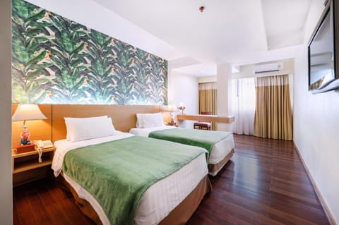 Bed, TV and multimedia, Bedroom