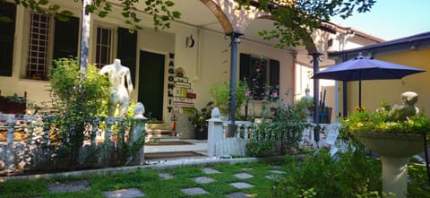 Property building, Patio, Spring, Day, Garden, Garden view