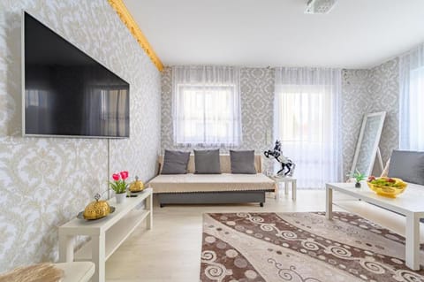 Communal lounge/ TV room, Bed, TV and multimedia, Living room, Seating area, Evening entertainment