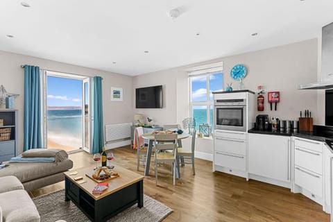 Kitchen or kitchenette, Seating area, Dining area, Sea view